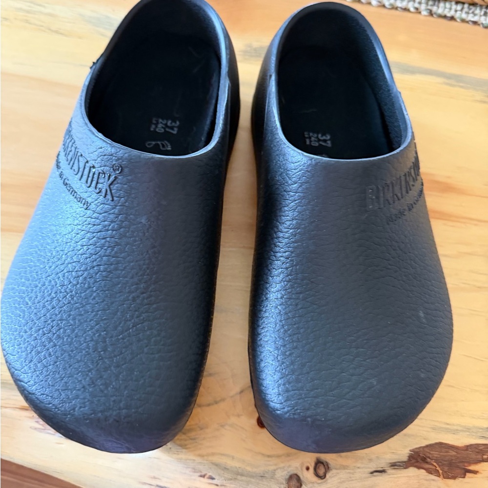Birkenstock Men's Black Slip-On Clogs
